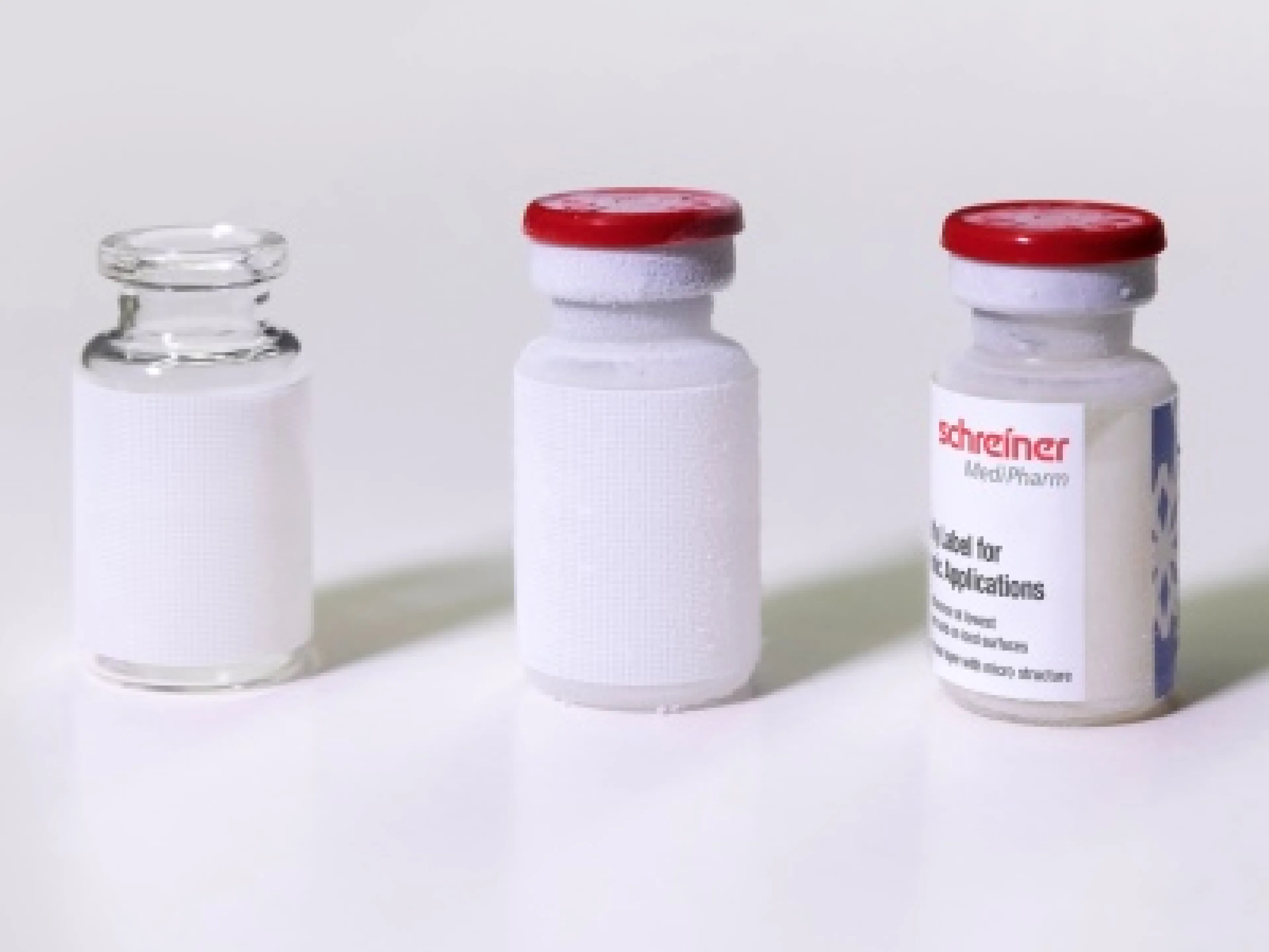 Dank der zwei ineinandergreifenden Labelkomponenten haftet das Kryo-Label von Schreiner Medipharm sicher und fest auf tiefgefrorenen Vials