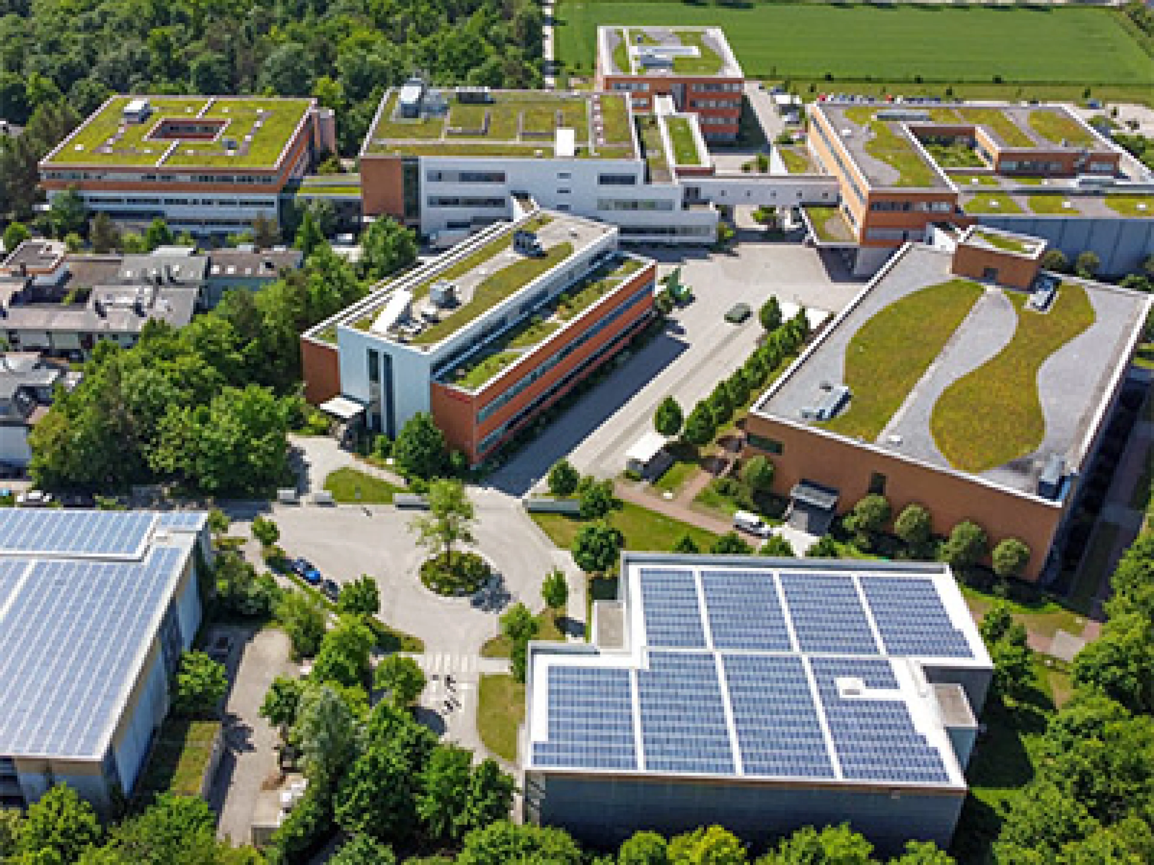 Mit Maßnahmen wie Photovoltaikanlagen auf den Parkhausdächern reduziert die Schreiner Group seit vielen Jahren ihren CO2-Ausstoß