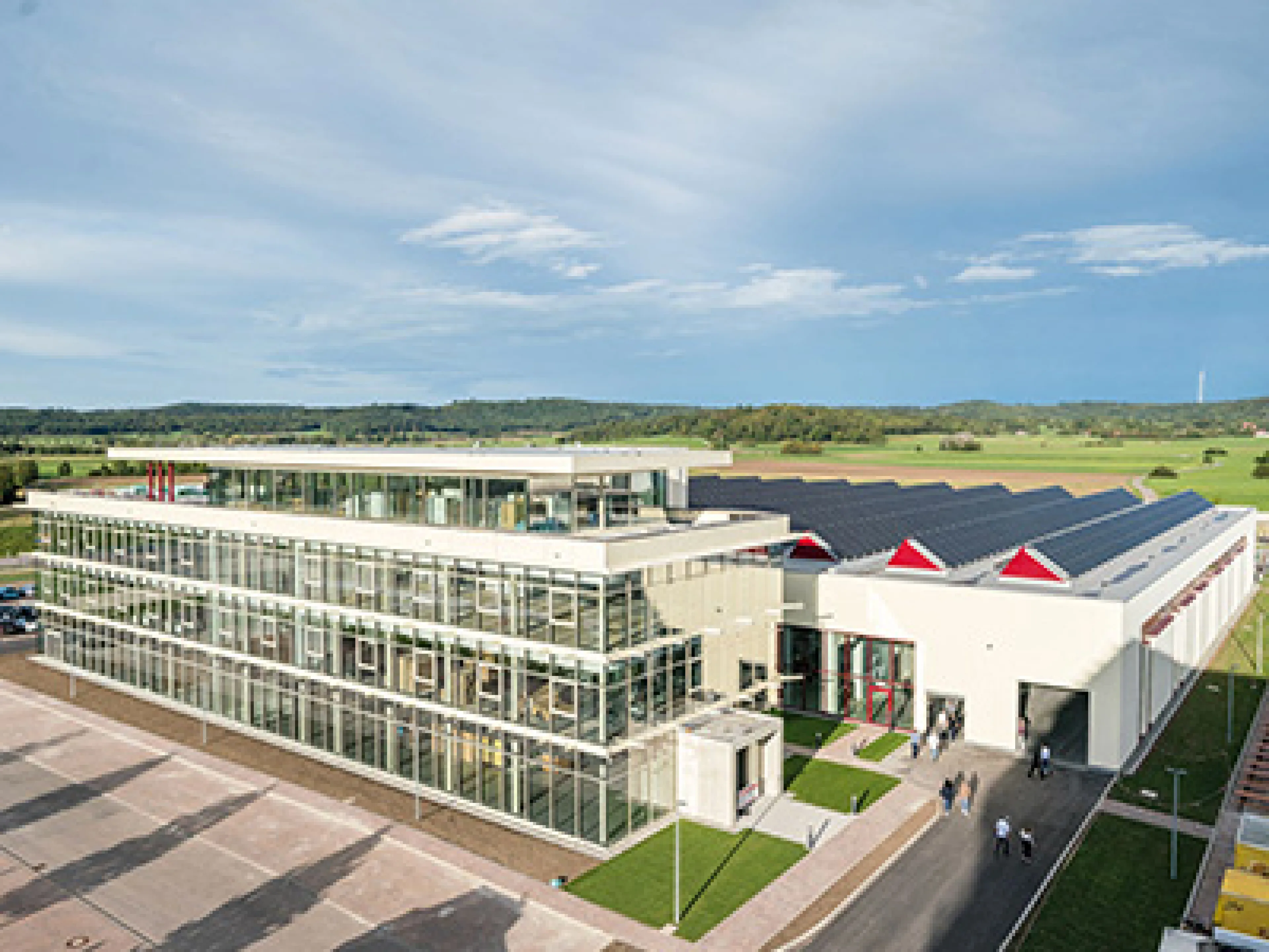 Der neu erbaute Gebäudekomplex, bestehend aus Bürogebäude (im Vordergrund) und Montagehalle