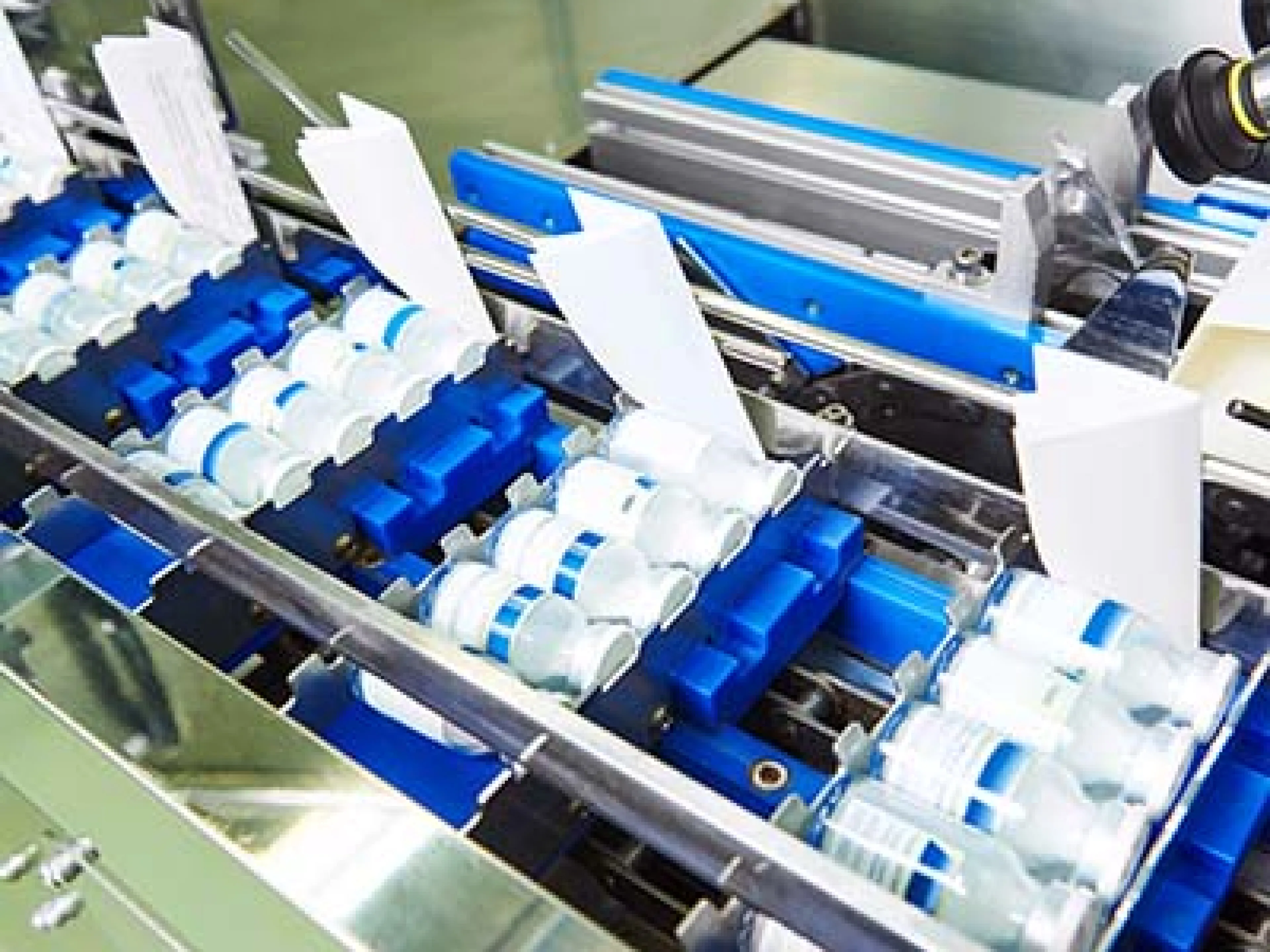 Arzneimittel in Fläschchen auf Band