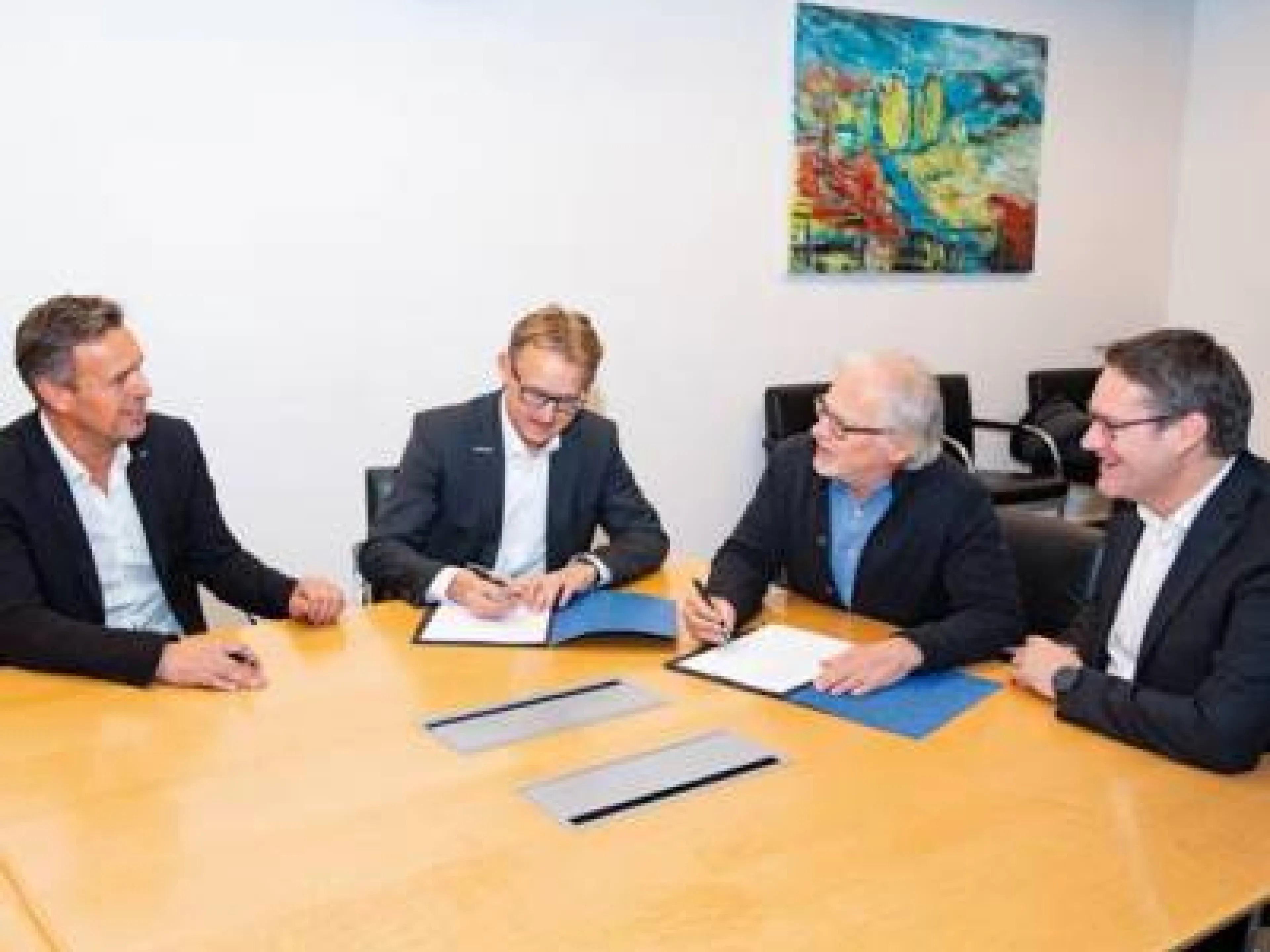 Die Geschäftsführer unterzeichnen den Kooperationsvertrag