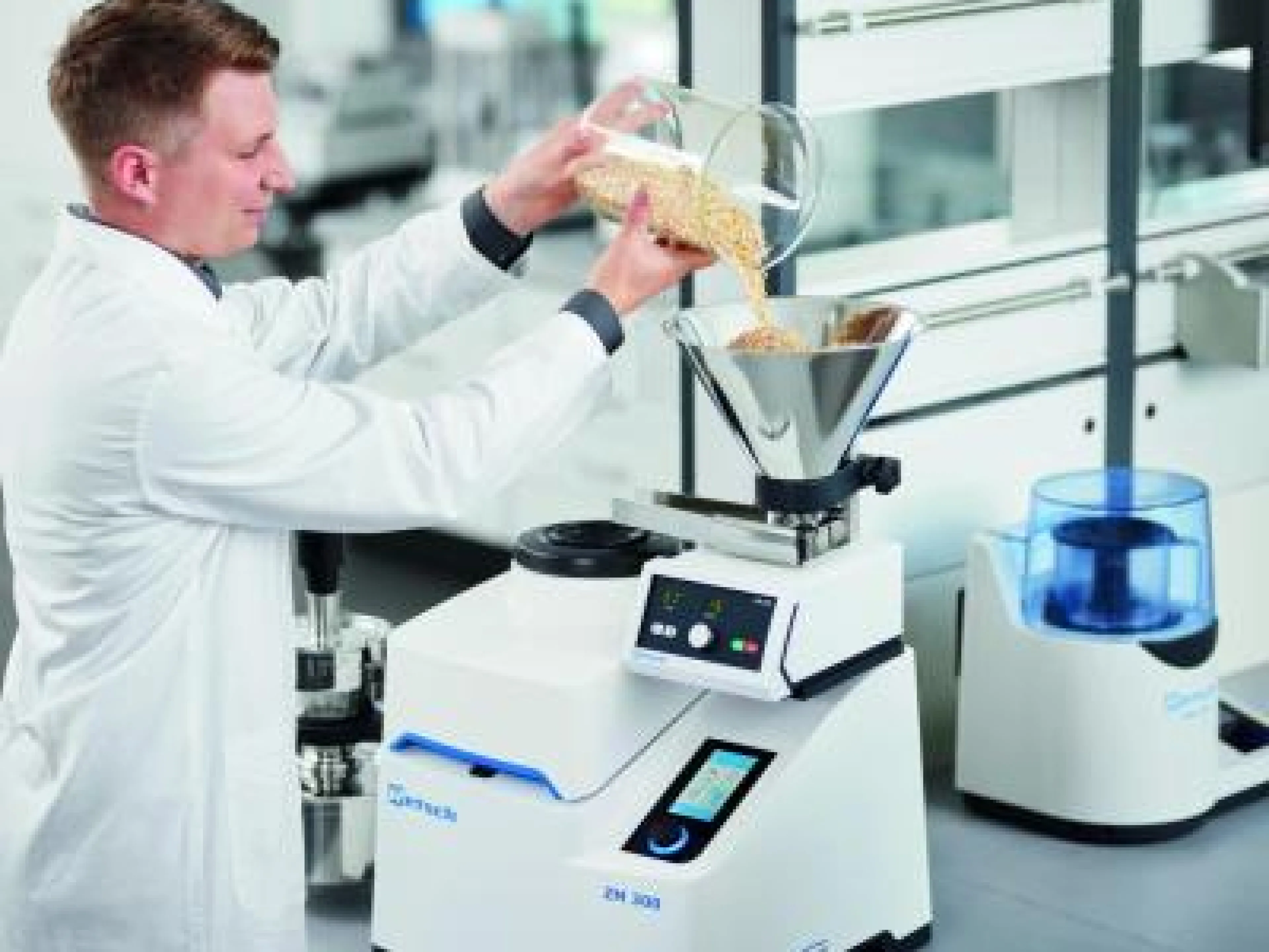 Die neue Ultra-Zentrifugalmühle von Retsch wurde erstmals auf der Analytica 2022 präsentiert. Sie bietet eine maximale Drehzahl von 23.000 min-1 und liefert sehr feines Mahlgut