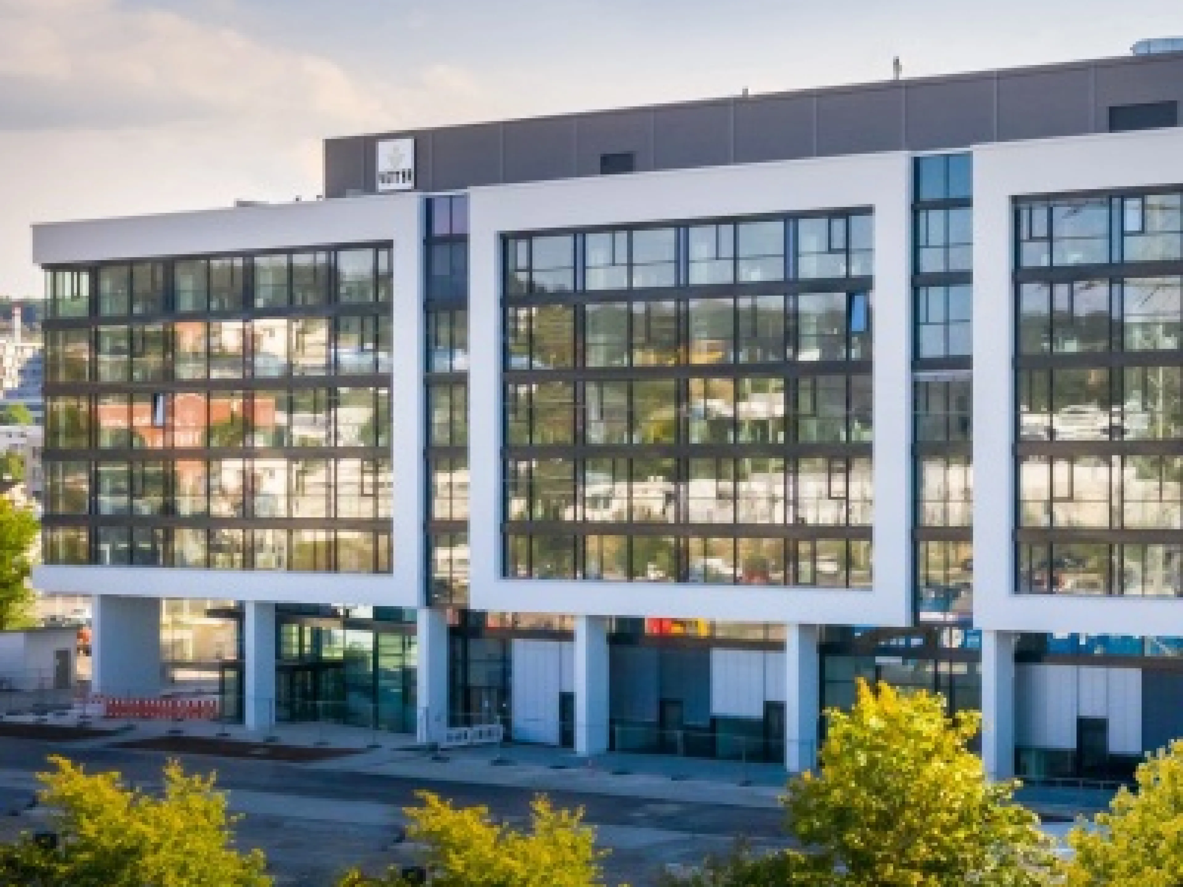 Neue Gebäude kürzlich bezogen und weitere in der Entstehung