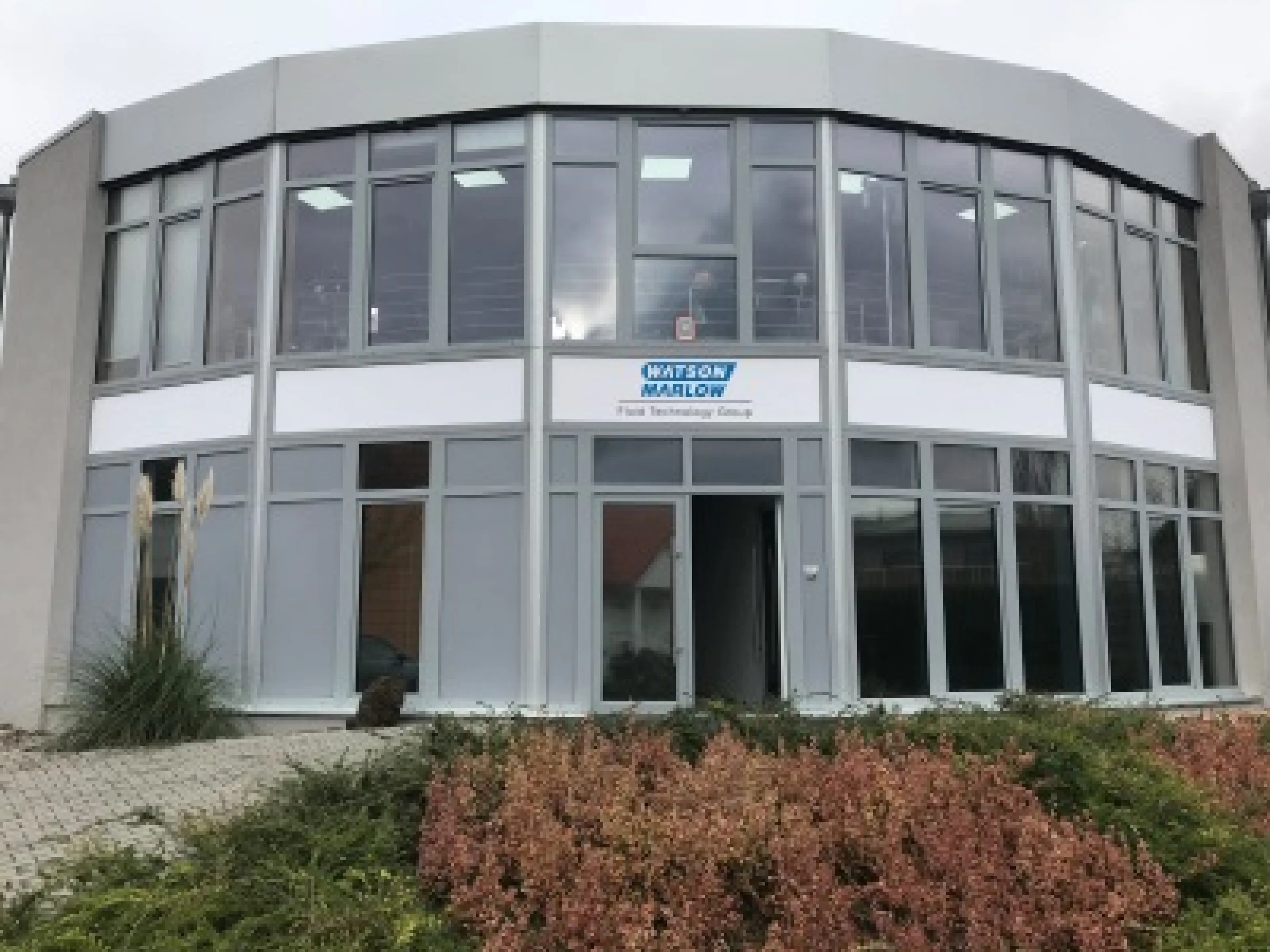 Haupteingang vom neuen Bürogebäude der Watson-Marlow GmbH in Rommerskirchen
