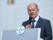 Bundeskanzler Olaf Scholz beim Richtfest der neuen Bayer-Arzneimittelanlage in Leverkusen