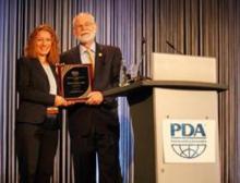 Dr. Bettine Boltres erhält den Distinguished Service Award des Pharma-Branchenverbandes PDA