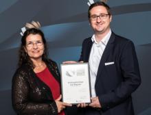 Birgit Tews, Specialist Product Development Leaflets, und Produktmanager Benjamin Rist nahmen den German Innovation Award 2022 für die Packungsbeilage mit Register von Faller Packaging in Empfang