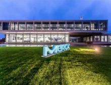 Das modulare Innovationszentrum mit dem neuen Merck-Logo