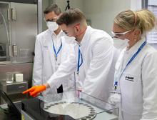 Die Spezialisten der BASF und Kilian analysieren gemeinsam die Ergebnisse der Pressversuche im Labor