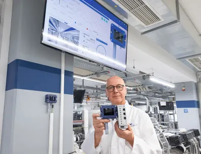 Manfred Walter, Produktmanager SPE bei Jumo vor dem Display: Die dafür notwendige Verbindungstechnik kommt von Phoenix Contact. Sie ist das Ergebnis einer engen Zusammenarbeit auf Projektebene, Bild: Jumo Manfred Walter, Produktmanager SPE bei Jumo vor dem Display: Die dafür notwendige Verbindungstechnik kommt von Phoenix Contact. Sie ist das Ergebnis einer engen Zusammenarbeit auf Projektebene