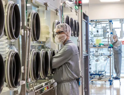 Herstellung hochwirksamer pharmazeutischer Wirkstoffe bei Heraeus Precious Metals in Hanau, Bild: Heraeus Herstellung hochwirksamer pharmazeutischer Wirkstoffe bei Heraeus Precious Metals in Hanau.