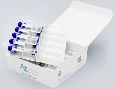 Durch die blisterfreie Verpackung können die vorgefüllten Spritzen in eine volumenoptimierte Kartonverpackung aus 100 Prozent Monomaterial verpackt werden, Bild: Schreiner Medipharm Durch die blisterfreie Verpackung können die vorgefüllten Spritzen mit Funktionslabel in eine volumenoptimierte Kartonverpackung aus 100 Prozent Monomaterial verpackt werden