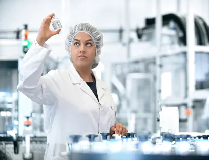 Abfüllung von Arzneimitteln in Glasampullen bei Fresenius Kabi im Werk Friedberg, Bild: Fresenius Abfüllung von Arzneimitteln in Glasampullen bei Fresenius Kabi im Werk Friedberg
