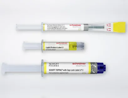 Lichtschutzlösungen: Syringe-Closure-Wrap, Light-Protect-Label und Cap-Lock-Label (v. o. n. u.) vereinen mehrstufigen Lichtschutz, Funktionalität und Sicherheit für vorgefüllte Spritzen, Bild: Schreiner Medipharm Lichtschutzlösungen: Syringe-Closure-Wrap, Light-Protect-Label und Cap-Lock-Label (v. o. n. u.) vereinen mehrstufigen Lichtschutz, Funktionalität und Sicherheit für vorgefüllte Spritzen