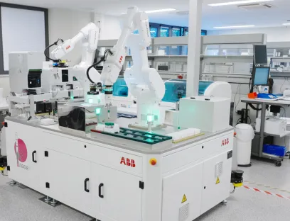Die MVZ Medizinische Labore Dessau Kassel und ABB haben mit dem Lab Table II eine kostengünstige und kompakte Lösung für die automatisierte Prozessierung der Blutproben im klinischen Labor erarbeitet. Das System erreicht einen Durchsatz von maximal 160 Proben pro Stunde, Bild: ABB Die MVZ Medizinische Labore Dessau Kassel GmbH und ABB haben mit dem Lab Table II eine kostengünstige und kompakte Lösung für die automatisierte Prozessierung der Blutproben im klinischen Labor erarbeitet. Das System erreicht einen Durchsatz von maximal 160 Proben pro Stunde