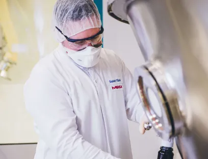 Probenahme zur Prozesskontrolle in der Granulation der Tablettenproduktion in Darmstadt, Bild: Merck Probenahme zur Prozesskontrolle in der Granulation der Tablettenproduktion bei Merck in Darmstadt