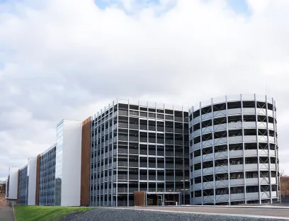 Die Einweihung des neuen nachhaltigen Parkhauses fand am 28. Februar 2025 am Pharma und Life Science Parc in Marburg statt. Vertreter aus Politik, Wirtschaft und Wissenschaft feierten gemeinsam mit Pharmaserv diesen Meilenstein, Bild: Pharmaserv Die Einweihung des neuen nachhaltigen Parkhauses fand am 28. Februar 2025 am Pharma und Life Science Parc in Marburg statt. Vertreter aus Politik, Wirtschaft und Wissenschaft feierten gemeinsam mit Pharmaserv diesen Meilenstein