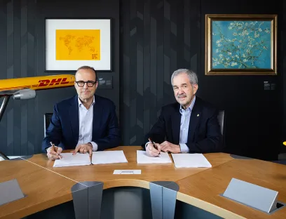 v.l.n.r.: Oscar de Bok, CEO von DHL Supply Chain, und Jerrell Shelton, CEO von Cryoport, besiegeln den Deal zur Übernahme von Cryo-DPD, Bild: DHL v.l.n.r.: Oscar de Bok, CEO von DHL Supply Chain, und Jerrell Shelton, CEO von Cryoport, besiegeln den Deal zur Übernahme von Cryo-DPD