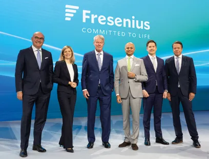 Fresenius-Vorstand mit Aufsichtsratsvorsitzendem Wolfgang Kirsch (3.v.l.) und CEO Michael Sen (4.v.l.)