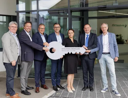 Takeda übergibt symbolisch den Schlüssel für den Pharmastandort Orth an Infrareal, Bild: Infrareal Takeda übergibt symbolisch den Schlüssel für den Pharmastandort Orth an Infrareal