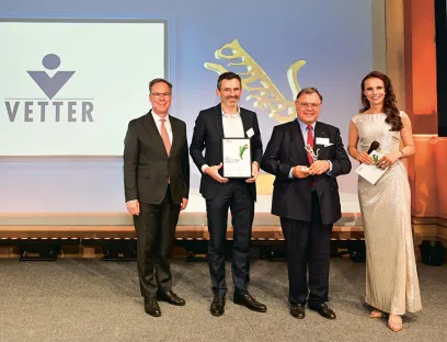 v.l.n.r.: Preisübergabe mit Holger Lösch, stellvertretender Hauptgeschäftsführer des BDI, Titus Ottinger, Vetter-Geschäftsführer, Udo J. Vetter, Beiratsvorsitzender und Mitglied der Inhaberfamilie und Moderatorin Susanne Schöne, Bild: Vetter Pharma v.l.n.r.: Preisübergabe mit Holger Lösch, stellvertretender Hauptgeschäftsführer des BDI, Titus Ottinger, Vetter-Geschäftsführer, Udo J. Vetter, Beiratsvorsitzender und Mitglied der Inhaberfamilie und Moderatorin Susanne Schöne