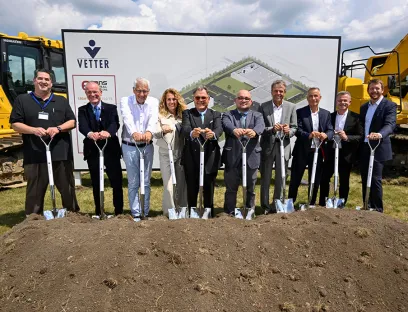 Vetter Pharma International GmbH: Teilnehmer der feierlichen Zeremonie  zum Baubeginn des neuen klinischen Produktionsstandorts (von links nach rechts):  Tom Kikta, Wolfgang Kerkhoff, Gunther Strothe, Dr. Susanne Lemaine, Senator h.c. Udo J. Vetter,  Andrew Goczkowski, Thomas Otto, Thomas Rübekeil, Henryk Badack, RT Evans.