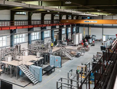 In der Fertigungshalle sind alle Voraussetzungen gegeben, um Factory Acceptance Tests (FAT) sowie Inspektionen (IQ/OQ) an fertigen Behältern, unabhängigen Anlagen/Skids oder vormontierten Produktionslinien durchzuführen. Bilder: Cooptech In der Fertigungshalle von Cooptech sind alle Voraussetzungen gegeben, um Factory Acceptance Tests (FAT) sowie Inspektionen (IQ/OQ) an fertigen Behältern, unabhängigen Anlagen/Skids oder vormontierten Produktionslinien durchzuführen
