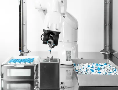 Die robotergestützte Lösung für die Entnahme mit einem 3D-Vision-System in der Phar-maindustrie soll jegliche Art von Kontamination bei der Primärverpackung vermeiden