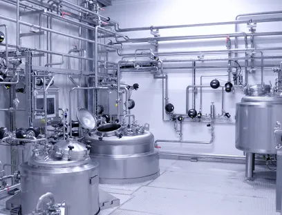 Die wachsende Komplexität pharmazeutischer Wirkstoffe und der Aufschwung biotechnologischer Verfahren in den 1980er- und 1990er-Jahren machten den Einsatz hochpräziser Anlagentechnik unverzichtbar, Bild: Wellmann Anlagentechnik Die wachsende Komplexität pharmazeutischer Wirkstoffe und der Aufschwung biotechnologischer Verfahren in den 1980er- und 1990er-Jahren machten den Einsatz hochpräziser Anlagentechnik unverzichtbar