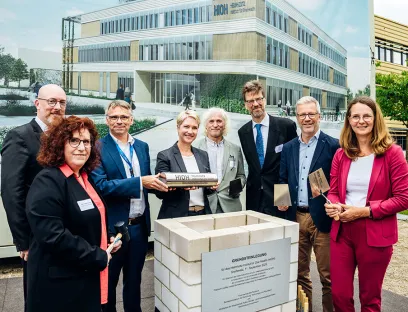 Infektionsforschung: Grundsteinlegung für das Forschungsgebäude des Helmholtz-Instituts für One Health mit Vertretern aus Wissenschaft, Politik und Partnerinstitutionen