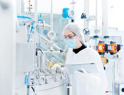 Spiegltec Mitarbeiterin an einer Pharma-Industrieanlage 