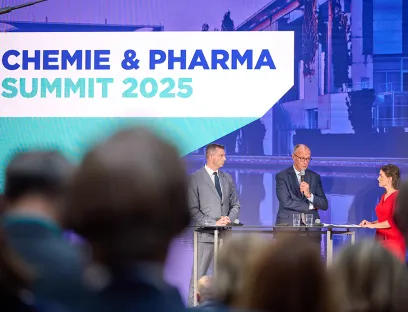 v.l.n.r.: VCI-Präsident Markus Steilemann, Bundeskanzler Friedrich Merz und Moderatorin Isabelle Körner auf dem VCI Chemie & Pharma Summit am 24. und 25. September 2025 in Berlin, Bild: VCI / André Groth v.l.n.r.: VCI-Präsident Markus Steilemann, Bundeskanzler Friedrich Merz und Moderatorin Isabelle Körner auf dem VCI Chemie & Pharma Summit am 24. und 25. September 2025 in Berlin