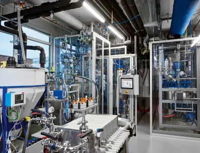 Keine Standardanlage bei Chemcon: Dass alle hochkomplexen Prozessschritte unterbrechungsfrei ablaufen und reibungslos ineinandergreifen, ist das Ergebnis langjähriger Erfahrung und kontinuierlicher Verbesserung.