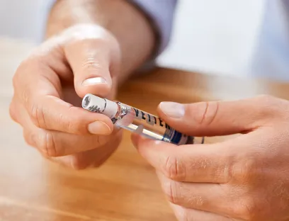 Spritzenverschluss-Systems „V-OVS next" montiert auf einer Spritze 