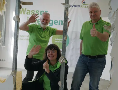 Standorterweiterung mit symbolischem Mauerdurchbruch durch die Geschäftsleitung, v.l.n.r.: Steffen Kern, Eva Bitter und Ulrich Träger von Envirofalk Pharmawatersystems