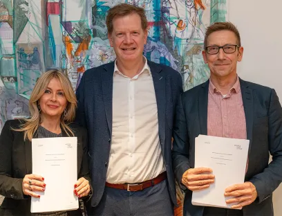 v.l.n.r.: Susane Gómara Munoz von Mevida, Medac CEO Frank Lucaßen und Stefan Linder von Mevida bei der Vertragsunterzeichnung des Management Buy-Outs zur Übernahme des Diagnostikgeschäfts