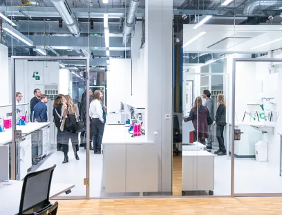 Vor einem Jahr nahm die Life Science Factory ihren Standort in München auf dem Gelände von Helmholtz Munich in Betrieb