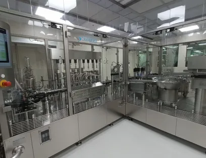 Die Füll- und Verschließmaschine „OFCM84“ für ophthalmologische Anwendungen von Steriline im Einsatz bei Bausch+Lomb Italia