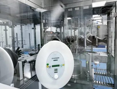 Mit dem Handschuhprüfsystem von Syntegon lassen sich bei Inibsa alle Handschuhe gleichzeitig prüfen, während die Messdaten sofort über WLAN an das HMI übertragen werden