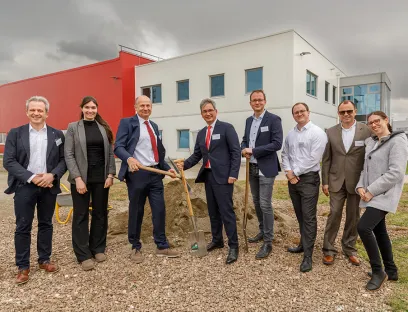 Dr. Matthias Wagner (3.v.l.), Geschäftsführer von Syntegon Telstar, und Dr. Tino Galgon (4.v.l.), Geschäftsführer von Lyocontract, beim Spatenstich zusammen mit Vertretern der Gesa Ingenieurgesellschaft für Technische Gesamtplanung