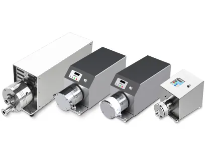 Produktschonende Förderung und Dosierung in Biopharma-Prozessen: Quattroflow Vierkolben-Membranpumpen mit Multi-Use- und Single-Use-Pumpenköpfen in verschiedenen Baugrößen
