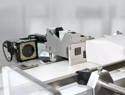 Kennzeichnung: Das kombinierte Codiersystem vereint die drei Schritte Code-Erstellung, hochauflösender Druck und zuverlässige Ergebniskontrolle, entweder in Form einzelner Komponenten oder als Turn-Key-Lösung mit Förderband und Ausschleusung