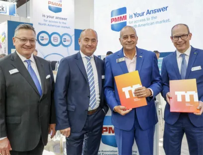 Jim Pittas (2.v.r.), President & CEO von PMMI, und Thomas Dohse (1.v.r.), Director der Interpack, bei der Unterzeichnung des MoU
