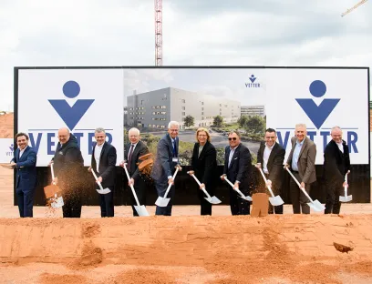 Symbolischer erster Spatenstich für den neuen Produktionsstandort in Saarlouis (v. l. n. r.): Nicholas H. Vetter, Thomas Schuck, Henryk Badack, Jürgen Barke, Gunther Strothe, Anke Rehlinger, Senator h.c. Udo J. Vetter, Marc Speicher, Patrik Lauer, Wolfgang Kerkhoff. 