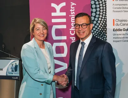 Mélanie Joly, Ministerin für Industrie und zuständig für die Wirtschaftsentwicklung in Quebec (li.) und Guido Skudlarek, Leiter der Business Line Health Care bei Evonik (re.) haben das Investment am 27. August 2026 verkündet