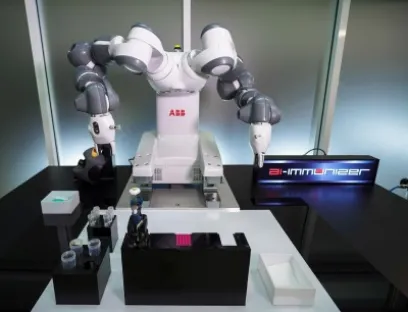 In Einheit A zeichnet Yumi mit seinen sieben Achsen und zwei Armen komplett für die menschlichen Immunneutralisationstests verantwortlich, Bild: ABB/Mahidol-Universität In Einheit A zeichnet Yumi mit seinen sieben Achsen und zwei Armen komplett für die menschlichen Immunneutralisationstests verantwortlich