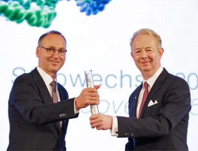 Dr. Marijn Dekkers übergibt die Unternehmensleitung an Werner Baumann (Foto links), Bild: Bayer AG Stabübergabe bei Bayer