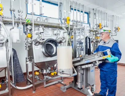 Investition in moderne Elektronik: Steuerung von Ein- und Abfüllen trockener Rohstoffe, Bild: Bayer HealthCare Ein- und Abfüllanlage
