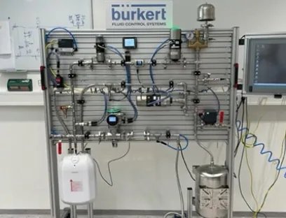 Mobile Schalttafel Mobile Schalttafel mit Durchflussmesser, Regel- und Absperrventilen, Kugelhahn, Massendurchflussregler sowie Druck- und Temperatursensoren, Bild: Bürkert Fluid Control Systems Mobile Schalttafel mit Durchflussmesser, Regel- und Absperrventilen, Kugelhahn, Massendurchflussregler (MFC) sowie Druck- und Temperatursensoren