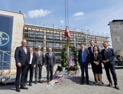Richtfest der neuen Bayer-Arzneimittelanlage in Leverkusen